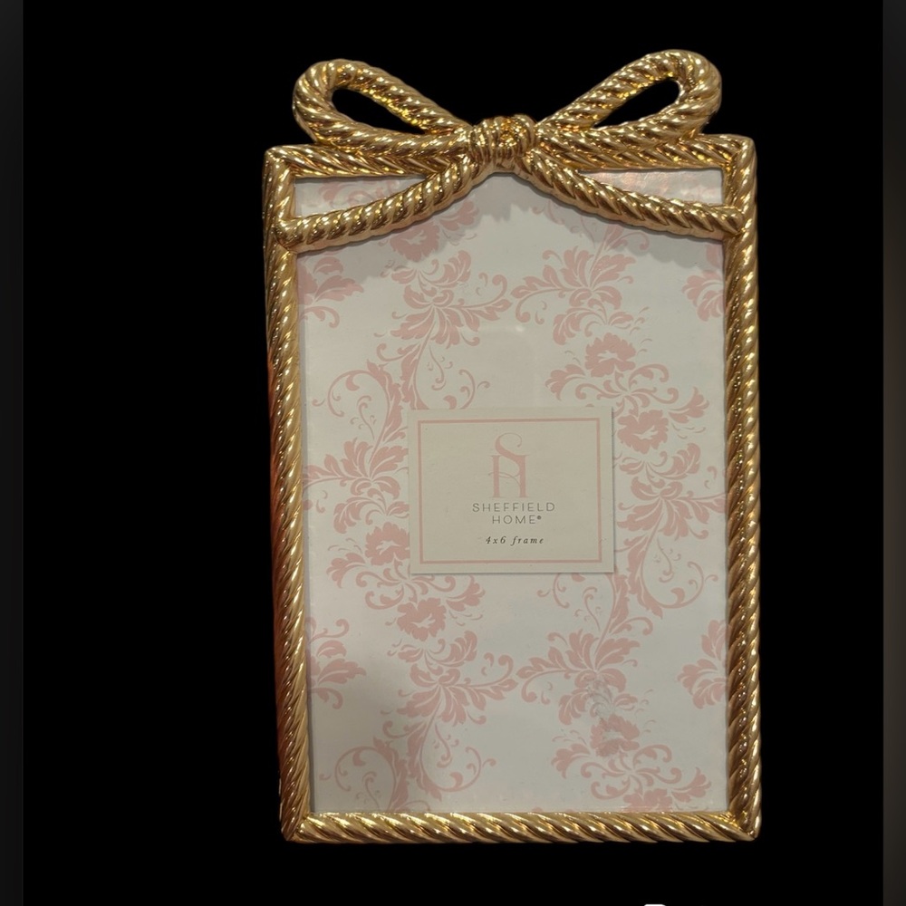 4 x 6 gold picture frame with a gold bow attached to the top